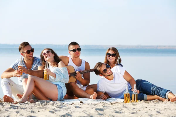 Young people with guitar singing songs — Stock Photo, Image