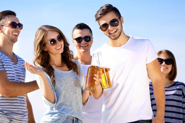 Молоді люди з пивом — стокове фото