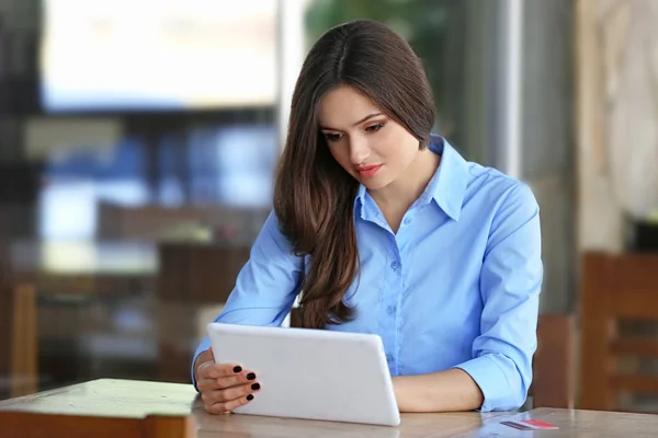 Mujer joven trabajando con la tableta — Foto de Stock