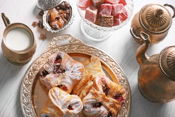 古色古香的茶具与土耳其软糖和烘烤 — 图库照片