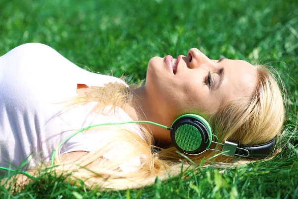 Mujer joven en auriculares — Foto de Stock