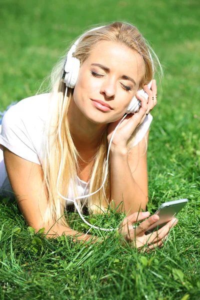 Mujer con auriculares y smartphone — Foto de Stock