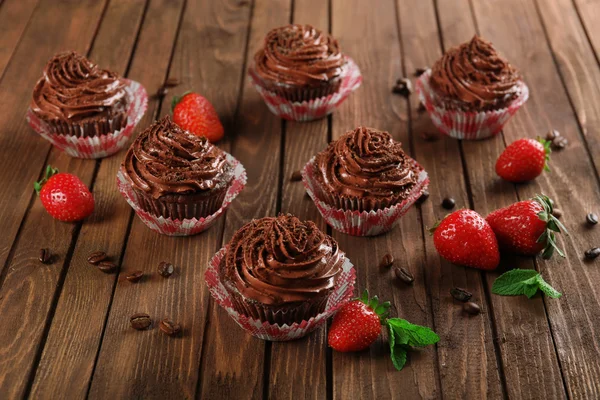 Chocolate cupcakes and strawberries — Stock Photo, Image