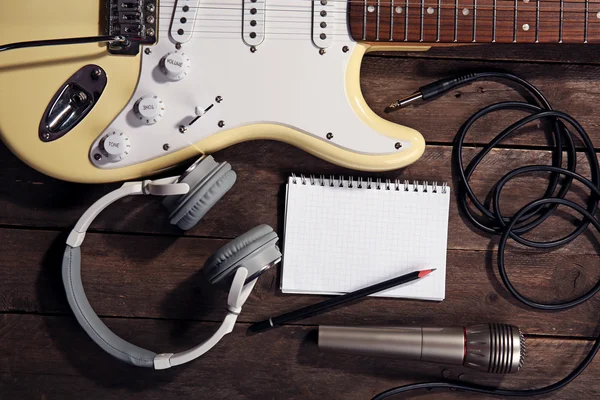 Guitarra elétrica com fones de ouvido — Fotografia de Stock