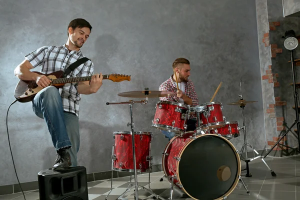 Músicos tocando la batería y la guitarra —  Fotos de Stock