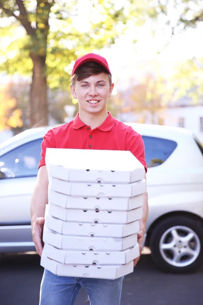 Szállítási fiú pizza dobozok — Stock Fotó