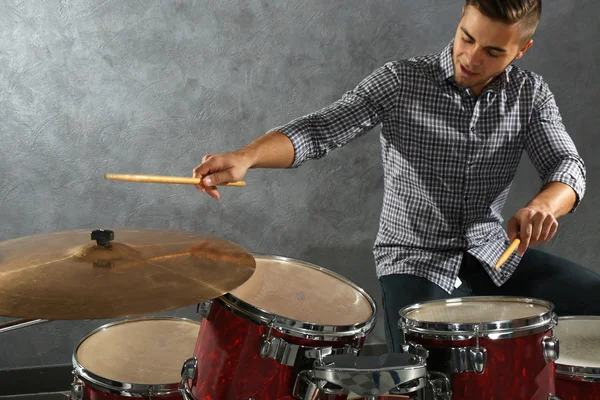 Musiker spielt Schlagzeug — Stockfoto