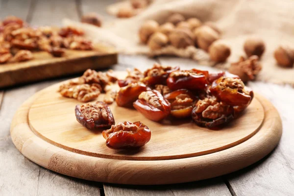 Орех, фрукты на столе — стоковое фото