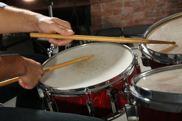 Музыкант играет на барабанах