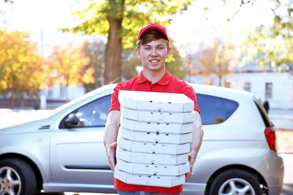 Lieferjunge mit Pizzakartons — Stockfoto
