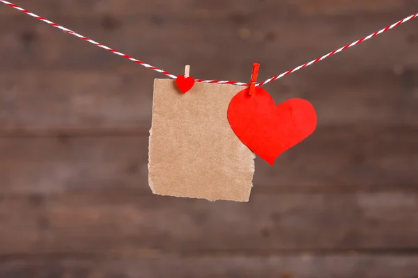 Corazones de papel y hoja vacía —  Fotos de Stock