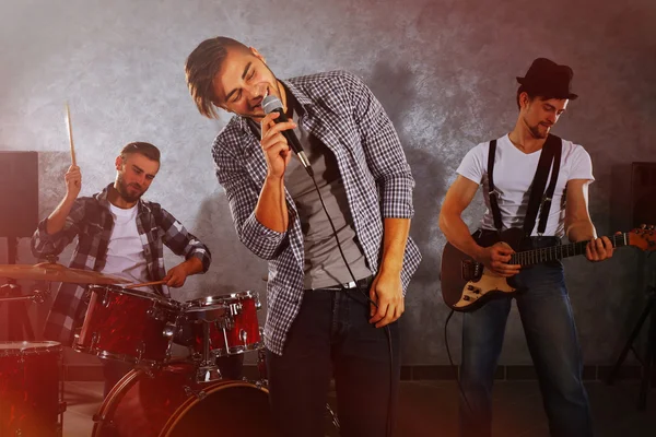 Músicos tocando instrumentos musicales y cantando — Foto de Stock