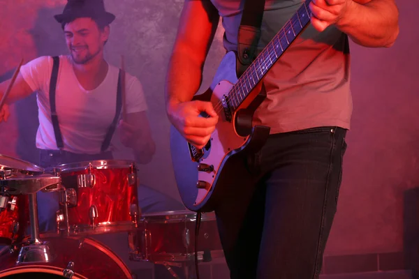 Músicos tocando instrumentos musicales —  Fotos de Stock