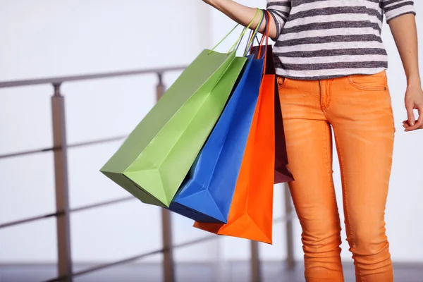 Donna con shopping bags — Foto Stock