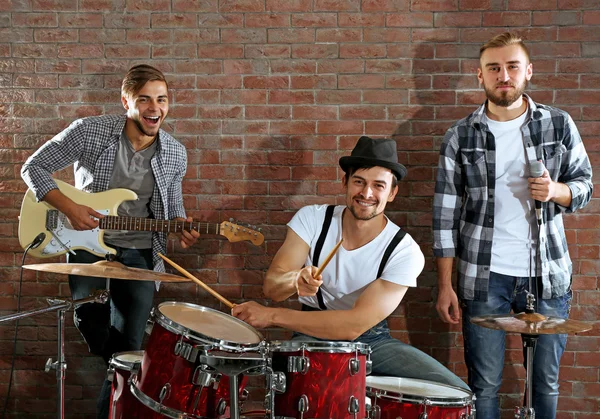 Muzikanten spelen drums en gitaar — Stockfoto