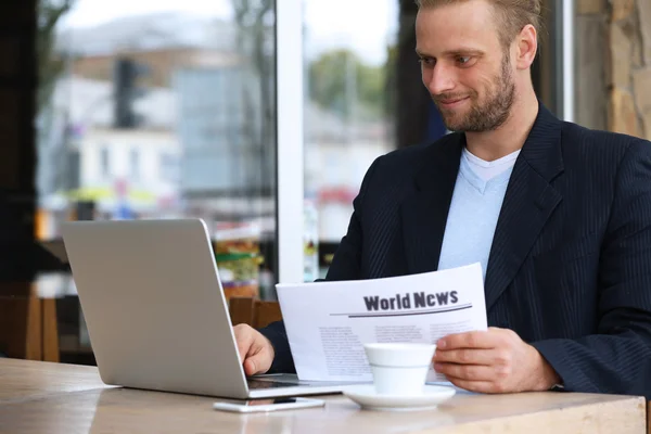 Jonge aantrekkelijke zakenman met lunch — Stockfoto