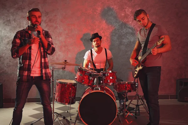 Müzik aletleri çalarken müzisyenler