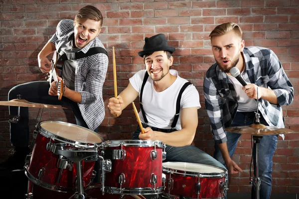 Músicos tocando la batería y la guitarra — Foto de Stock