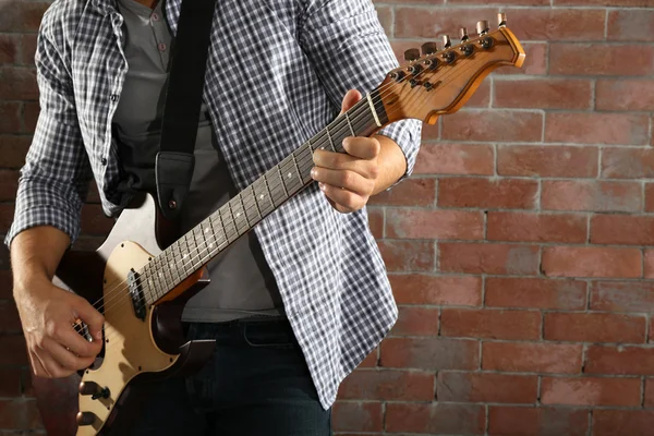 Junger Mann spielt Gitarre — Stockfoto