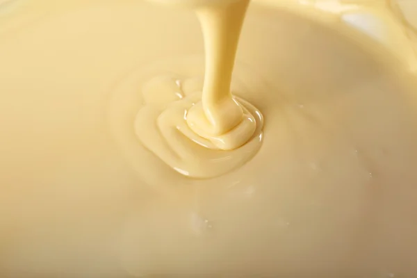 Fondo de leche condensada en un recipiente — Foto de Stock