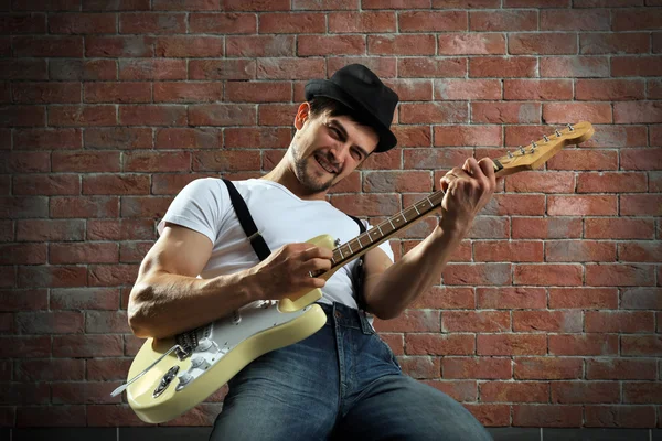 Junger Mann spielt Gitarre — Stockfoto