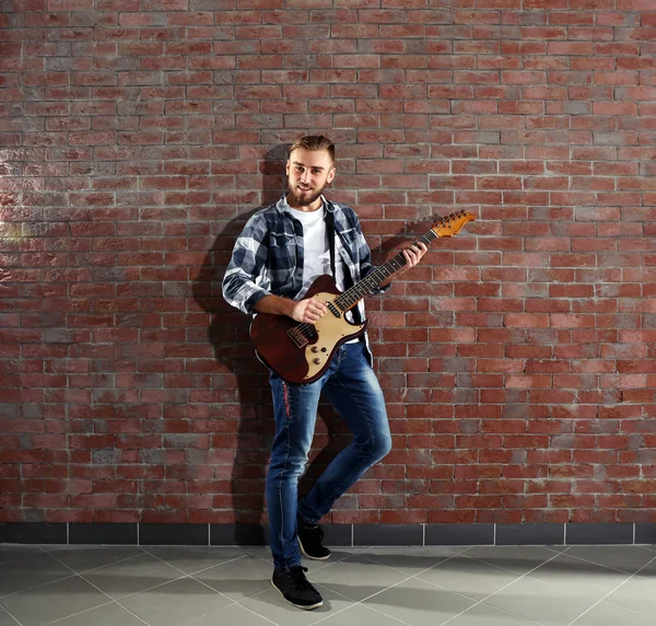 Jeune homme jouant de la guitare — Photo