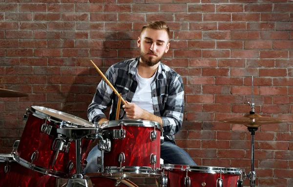 Músico tocando la batería — Foto de Stock