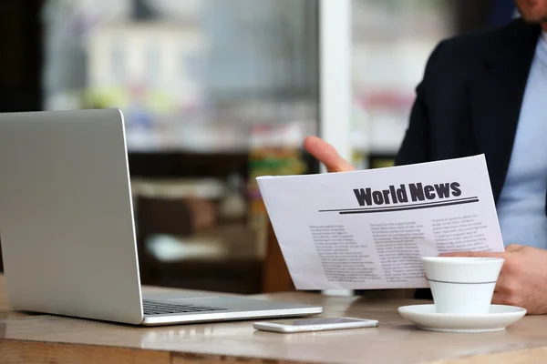 Zakenman werkt in een café — Stockfoto