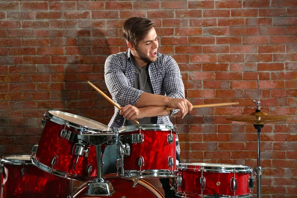 Músico tocando la batería —  Fotos de Stock