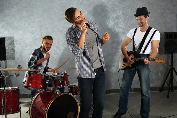 Músicos tocando instrumentos musicales y cantando —  Fotos de Stock