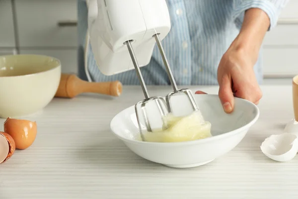 Woman is mixing eggs — Stock Photo, Image