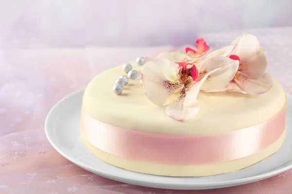 Cake with sugar paste flowers