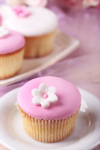 Schmackhafte Cupcake dekoriert — Stockfoto