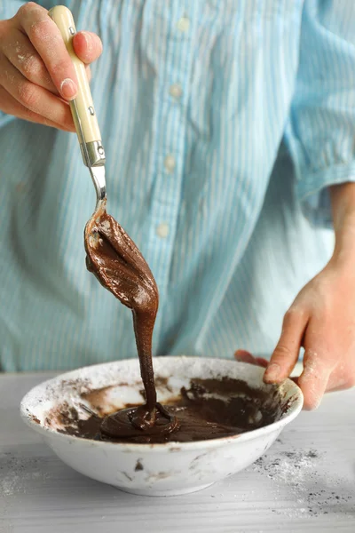 Woman is mixing dough — Stock Photo, Image