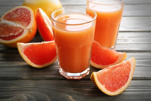 Verre de jus de pamplemousse et de fruits frais — Photo