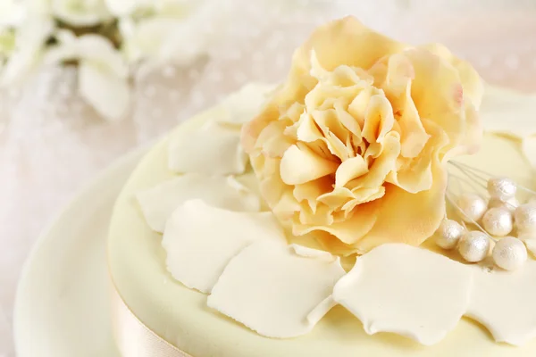 Торт с цветами сахарной пасты — стоковое фото