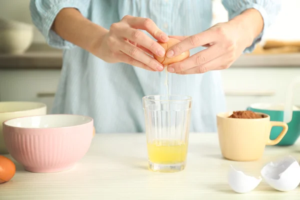 Woman is breaking an egg — Stock Photo, Image