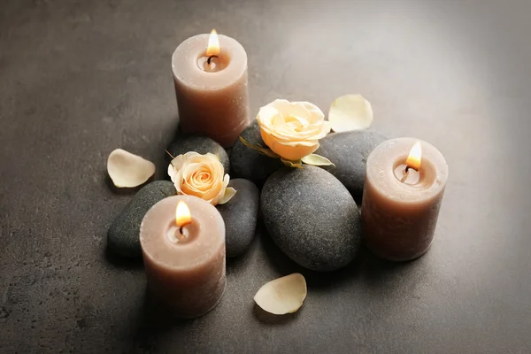 Flores com velas acesas — Fotografia de Stock