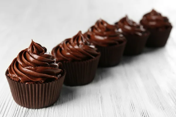 Cupcakes au chocolat sur fond en bois — Photo