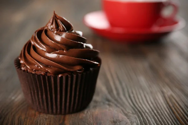 Chocolate cupcake with cream — Stock Photo, Image