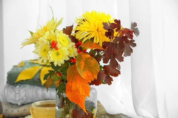 Mooie herfst boeket met chrysanten bloemen, op vensterbank — Stockfoto