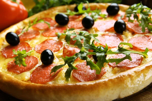 살라미와 맛 있는 피자 — 스톡 사진