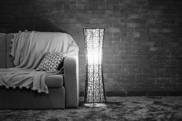 Pohodlná pohovka a moderní lampy — Stock fotografie
