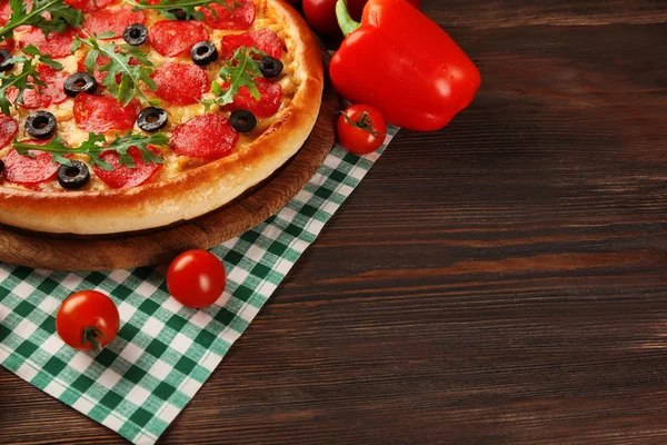 Ízletes pizza, szalámi — Stock Fotó