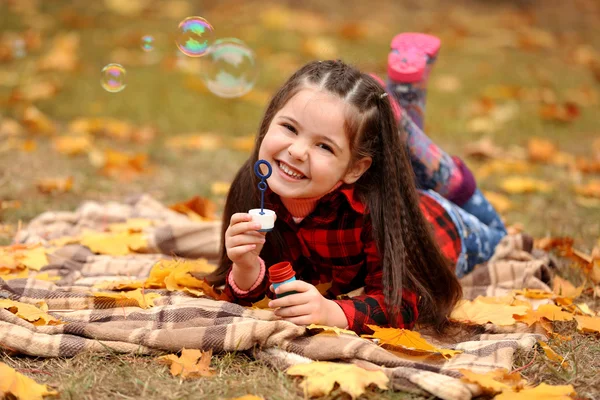 Sabun köpüğü üfleyen kız — Stok fotoğraf