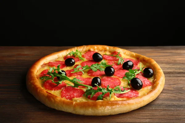 Pizza saborosa com salame e azeitonas — Fotografia de Stock