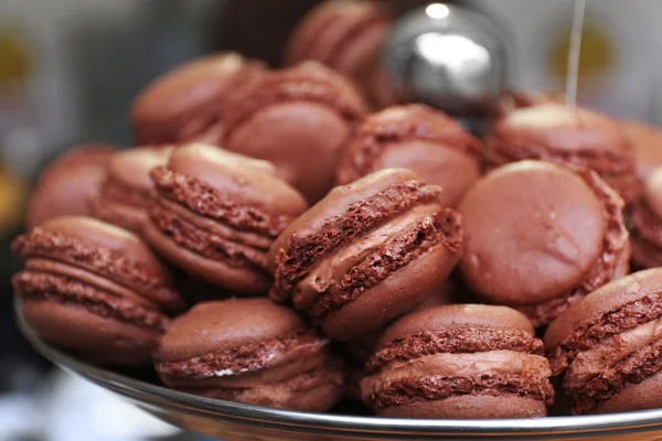 Macaroons de chocolate no prato — Fotografia de Stock