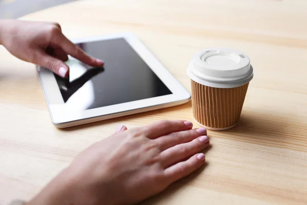 Femme travaillant avec une tablette — Photo