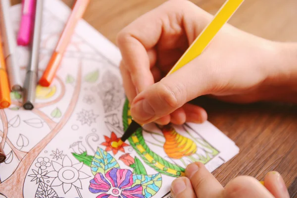 Yetişkin renklendirme ile kalemler — Stok fotoğraf