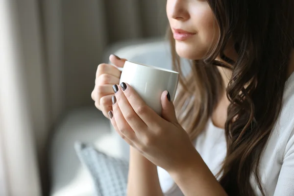 Donna con tazza di caffè — Foto Stock